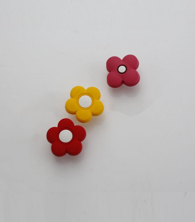 Kinder-Möbelgriff Flor – farbige blumenförmige Griffe in Rot, Gelb und Rosa für Schränke und Schubladen im Kinderzimmer, erhältlich im Shop egriffe.de.