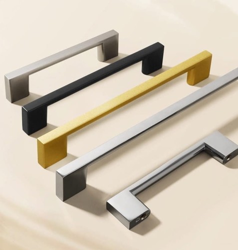 Möbelgriff Anto – klassischer kantiger Frontmontage-Griff in Schwarz, gebürstetem Nickel, Sandgold und glänzendem Chrom. Größen 128–320 mm, ideal für Küche, Bad, Schränke, Kommoden und Schubladen.