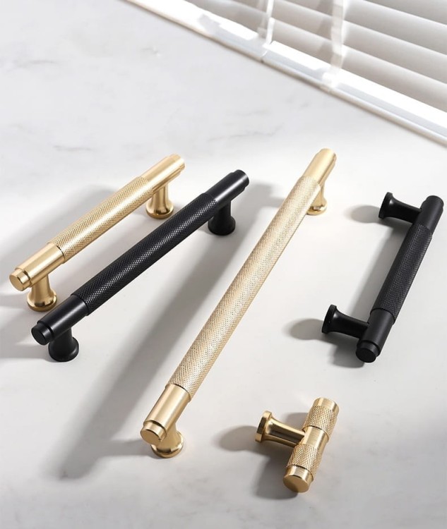 Möbelgriff Fonda – matter T-Bar-Griff in Schwarz oder Gold. Erhältlich als T-Bar sowie in 128 und 192 mm. Ideal für moderne, loftige und industrielle Küchen- und Badmöbel, Schränke und Kommoden.
