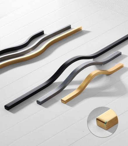 Möbelgriff Imperio – länglicher Griff in Gold, Schwarz oder gebürstetem Grau, aus kratzfestem Metall. Längen 160–800 mm, ideal für große Fronten, Schiebetürschränke und moderne Einbauten.