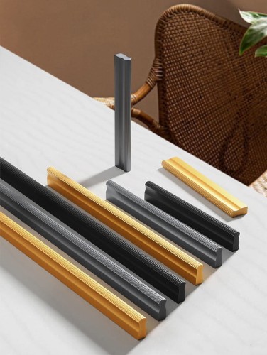 Möbelgriff Tero – moderner länglicher Griff im Loft-Stil in Schwarz, Grau oder Champagnergold. Größen 96–800 mm, ideal für Schränke, Schubladen sowie Küchen- und Badmöbel. Inkl. Griff und Montageschrauben.