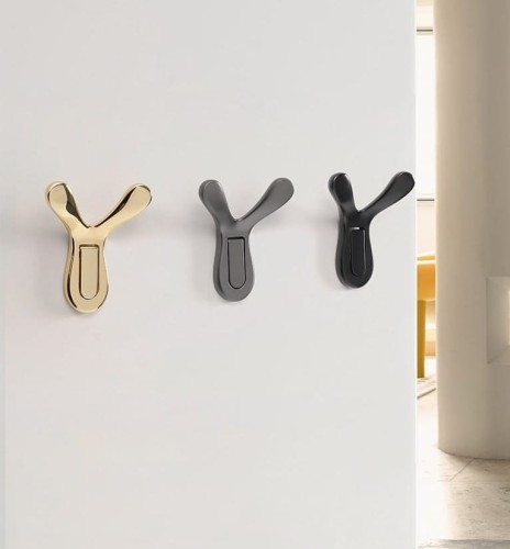 Wandhaken San Pedro – modernes, schlichtes Design für Loft-, Skandi- und klassische Interieurs. Robust und feuchtigkeitsbeständig, ideal für Zuhause und Büro. Farben: Gold, gebürstetes Gold, Schwarz und Perlgrau.