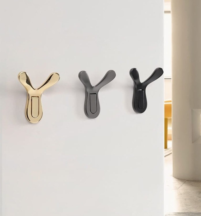 Wandhaken San Pedro – modernes, schlichtes Design für Loft-, Skandi- und klassische Interieurs. Robust und feuchtigkeitsbeständig, ideal für Zuhause und Büro. Farben: Gold, gebürstetes Gold, Schwarz und Perlgrau.