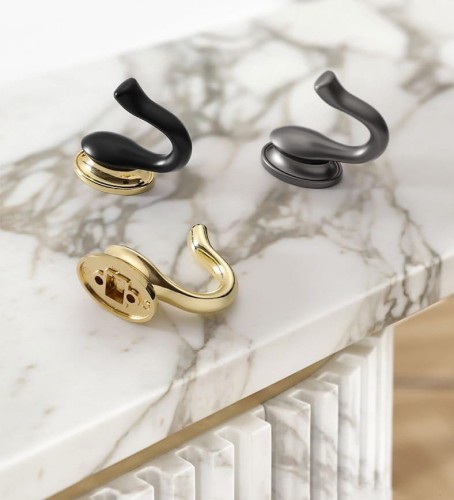 Wandhaken Tunas mit designerischer, geschwungener Form. Robust, feuchtigkeitsbeständig und leicht zu montieren, Schrauben im Set. Ideal für Bad, Küche, Garderobe und Büro. Farben: Metallicgrau, Gold und Schwarz-Gold.