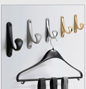 Wandhaken Tuli mit klassisch-eleganter Linie – robust, feuchtigkeits- und kratzbeständig, mit schneller Schraubmontage. Für Zuhause, Büro und Objektbereich. Farben: Schwarz, Chrom, Gold, Sandgold und Sandsilber.
