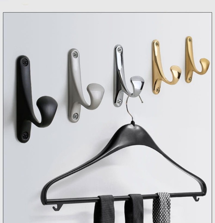 Wandhaken Tuli mit klassisch-eleganter Linie – robust, feuchtigkeits- und kratzbeständig, mit schneller Schraubmontage. Für Zuhause, Büro und Objektbereich. Farben: Schwarz, Chrom, Gold, Sandgold und Sandsilber.
