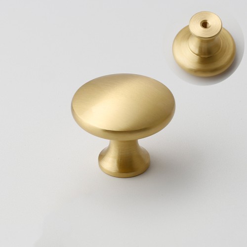 Eleganter Möbelknopf Isla aus massivem Messing – Nahaufnahme der glatten, abgerundeten Oberfläche des Knopfes.