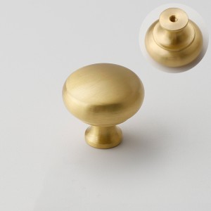 Klassischer Möbelknopf Palma aus massivem Messing, vor einem hellen Hintergrund präsentiert.