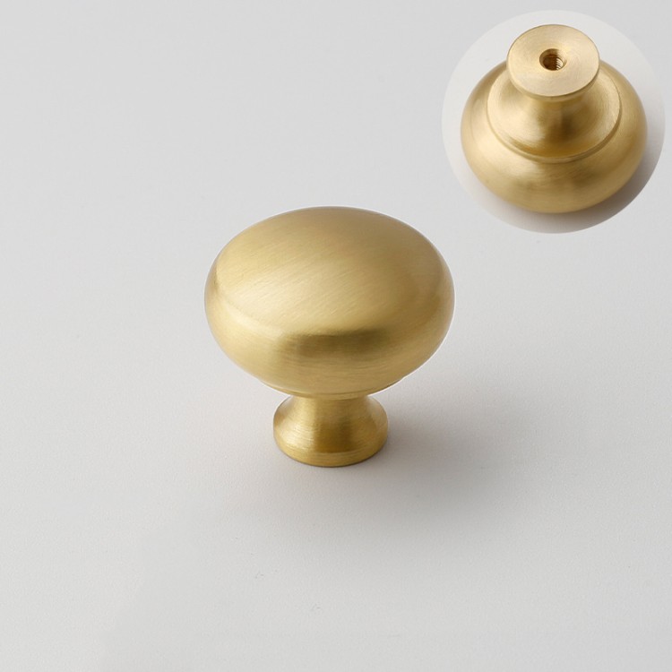 Möbelknopf Palma Messing – eleganter, klassischer Knopf aus massivem Messing in Messingfarbe. In 25 und 30 mm erhältlich, ideal für Küche, Bad, Kommoden, Schubladen und Schränke – egriffe.de.