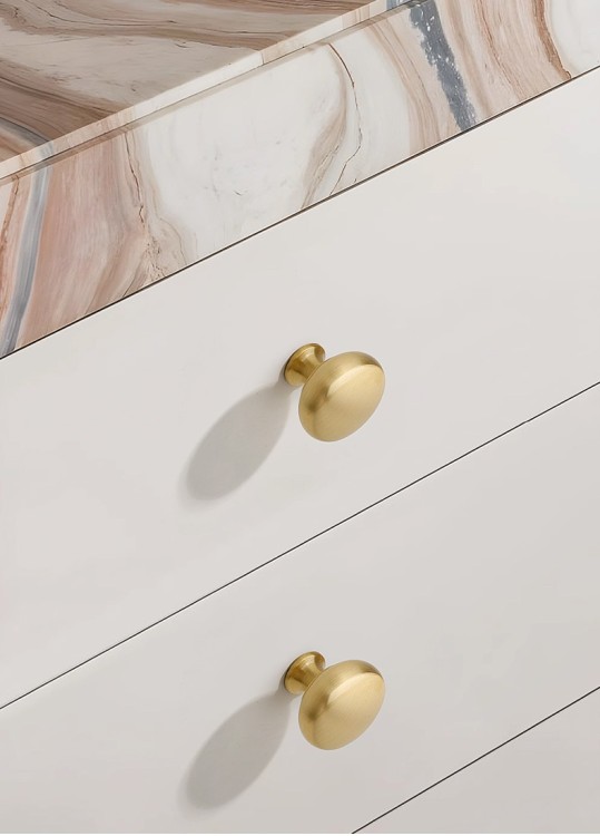 Möbelknopf Palma Messing – eleganter, klassischer Knopf aus massivem Messing in Messingfarbe. In 25 und 30 mm erhältlich, ideal für Küche, Bad, Kommoden, Schubladen und Schränke – egriffe.de.