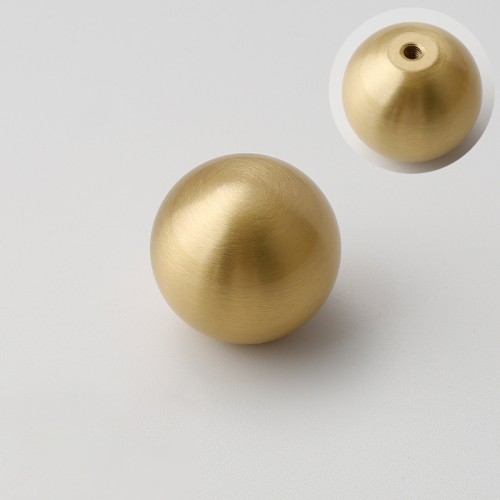 Möbelknopf Costa Messing – klassischer, kugelförmiger Knopf aus massivem Messing mit satiniert/gebürstetem Finish, erhältlich in 20 und 25 mm. Für Küche, Bad, Kommoden, Schubladen und Schränke – egriffe.de.