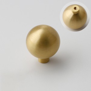 Klassischer kugelförmiger Möbelknopf Saba aus massivem Messing mit gebürsteter Oberfläche.