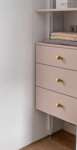 Möbelknopf Saba Messing – klassischer, runder Knopf aus massivem Messing mit gebürsteter Oberfläche. In 20, 24 und 30 mm erhältlich, ideal für Küchen- und Badschränke, Kommoden, Schubladen und Kleiderschränke – egriffe.at