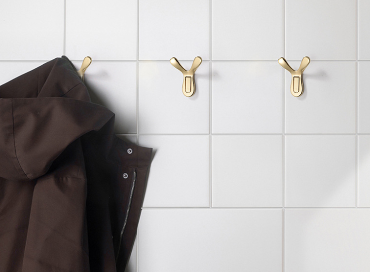 Wandhaken San Pedro – modernes, schlichtes Design für Loft-, Skandi- und klassische Interieurs. Robust und feuchtigkeitsbeständig, ideal für Zuhause und Büro. Farben: Gold, gebürstetes Gold, Schwarz und Perlgrau.