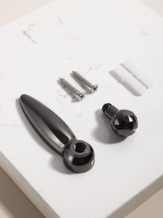 Wandhaken Andes mit eleganter, schlanker Form. Robust, leicht zu montieren, ideal für Zuhause, Hotels und Salons. Farben: Gold und Schwarzchrom – für Glamour-, klassische und moderne Interieurs.