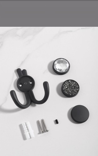 Wandhaken Rosa mit Doppelhaken und dekorativen diamantartigen Enden. Elegant, feuchtigkeitsbeständig, in vielen Gold-, Schwarz-, Silber- und Grautönen erhältlich – für Zuhause und gewerbliche Innenräume.