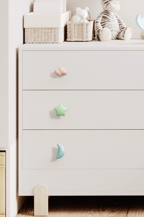 Kindermöbelgriff Moon in Mondform mit abgerundeter Form und Pastellfarben: Rosa, Grün, Hellblau und Weiß. Märchenhafter Kinder-Akzent für Kommoden, Schränke und Schubladen im Kinderzimmer, Kindergarten oder in der Krippe.