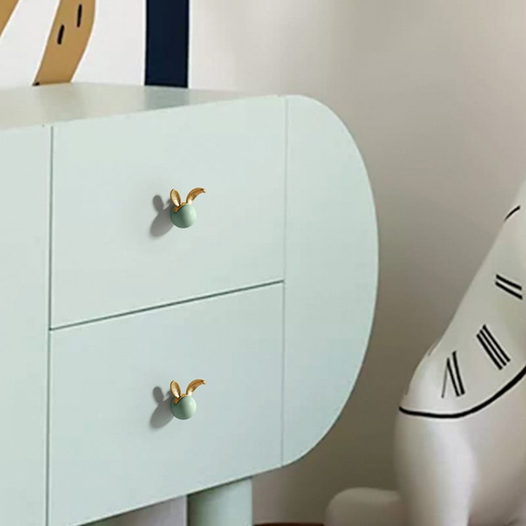 Kindermöbelgriff Maja – pastellfarbener kugelförmiger Knopf mit Hasenohren. Farben: Rosa, Grün, Blau und Weiß. Ideal für Schubladen, Schränke und Kommoden im skandinavischen Kinderzimmer.