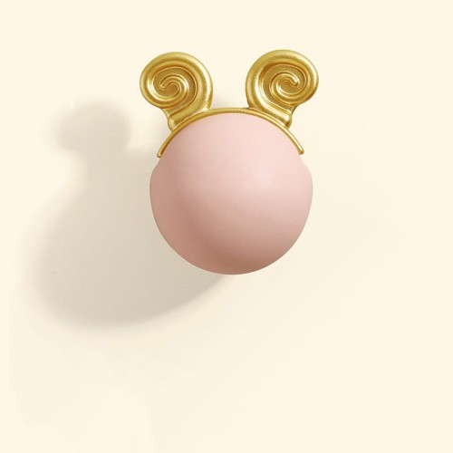 Kindermöbelgriff Goat – dekorativer Knopf in Form einer pastellfarbenen Kugel mit goldenen Hörnern. Farben: Rosa, Grün, Hellblau und Weiß. Ideal für Kommoden, Schubladen und Schränke im märchenhaften, modernen Kinderzimmer.