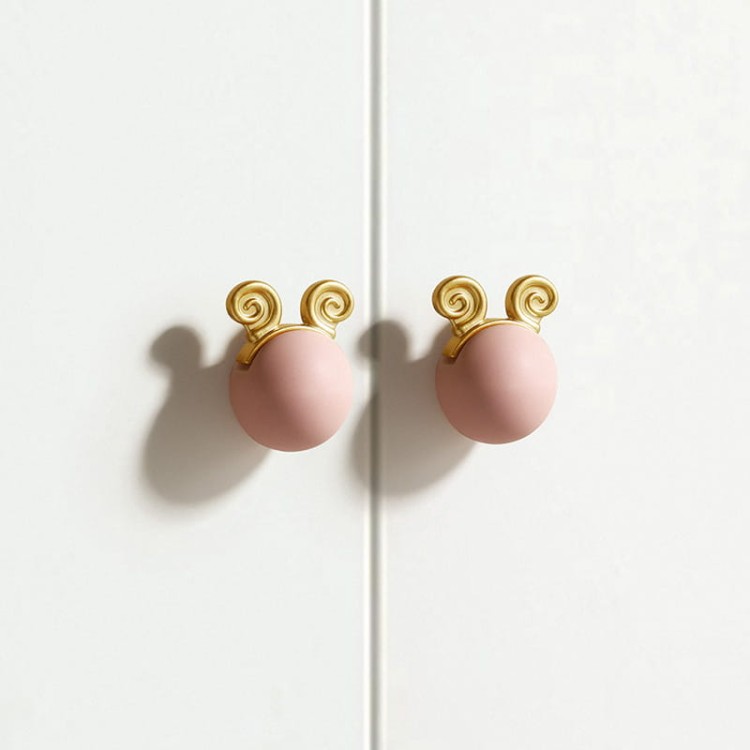 Kindermöbelgriff Goat – dekorativer Knopf in Form einer pastellfarbenen Kugel mit goldenen Hörnern. Farben: Rosa, Grün, Hellblau und Weiß. Ideal für Kommoden, Schubladen und Schränke im märchenhaften, modernen Kinderzimmer.