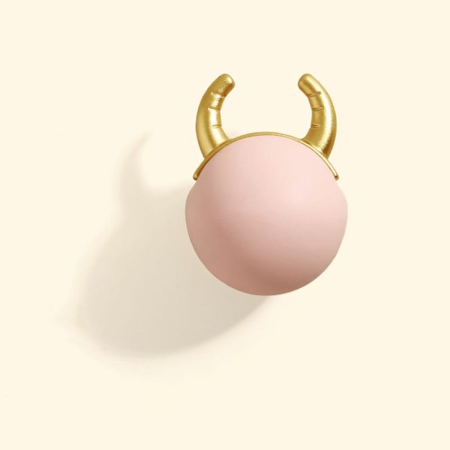 Kindermöbelgriff Cow in Form einer pastellfarbenen Kugel mit goldenen Hörnern verleiht Kindermöbeln Charme – ideal für Schubladen, Kommoden und Schränke im Kinderzimmer.
