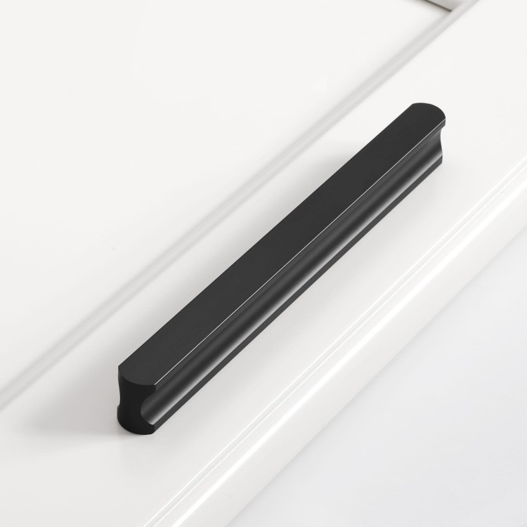 Möbelgriff Tapia – schlanker länglicher Griff in Gold, Schwarz oder Grau, ideal für moderne minimalistische Interieurs. Perfekt für Schränke, Kommoden und Kleiderschränke in Küche, Bad, Wohnzimmer und Garderobe.