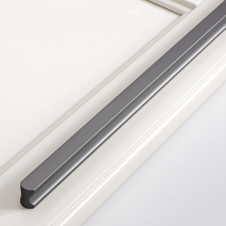 Möbelgriff Tapia – schlanker länglicher Griff in Gold, Schwarz oder Grau, ideal für moderne minimalistische Interieurs. Perfekt für Schränke, Kommoden und Kleiderschränke in Küche, Bad, Wohnzimmer und Garderobe.