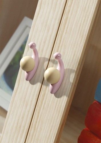 KinderMöbelgriff Caracol in Schneckenform. Pastellrosa oder Pastellgrün schmückt Schränke, Kommoden und Schubladen im Kinderzimmer und verbindet praktische Funktion mit kreativer, moderner Dekoration.