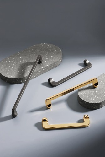 Möbelgriff Lina – universeller Griff in glänzendem Gold und Perlgrau, erhältlich in 128 und 192 mm. Standard-Lochabstand und mitgelieferte Schrauben sorgen für schnelle Montage an Schubladen, Fronten und Türen.