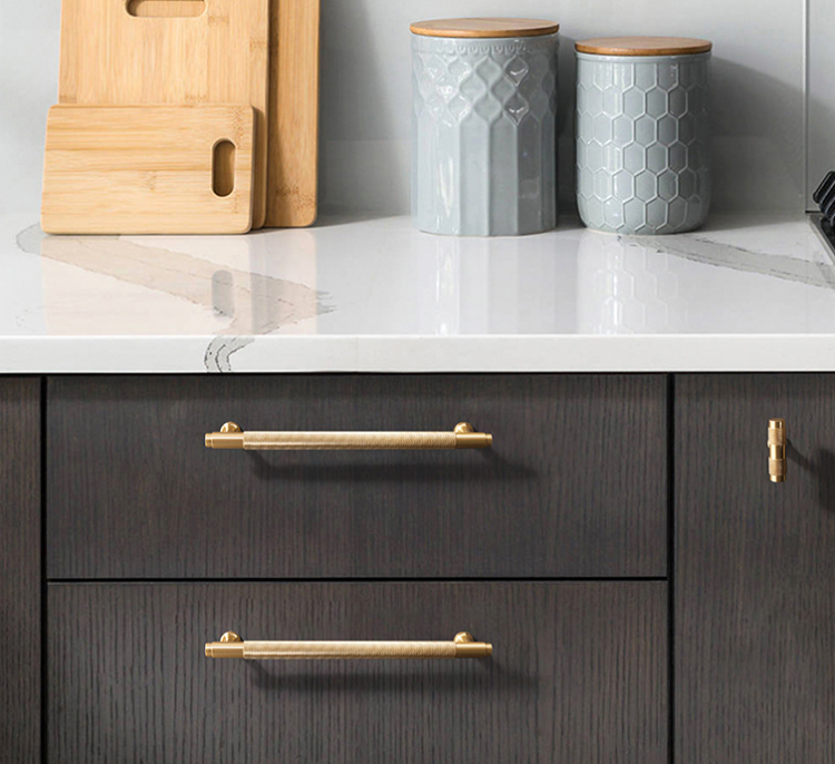 Möbelgriff Fonda – matter T-Bar-Griff in Schwarz oder Gold. Erhältlich als T-Bar sowie in 128 und 192 mm. Ideal für moderne, loftige und industrielle Küchen- und Badmöbel, Schränke und Kommoden.