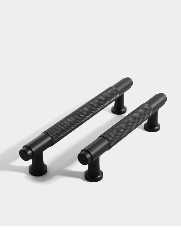 Möbelgriff Fonda – matter T-Bar-Griff in Schwarz oder Gold. Erhältlich als T-Bar sowie in 128 und 192 mm. Ideal für moderne, loftige und industrielle Küchen- und Badmöbel, Schränke und Kommoden.