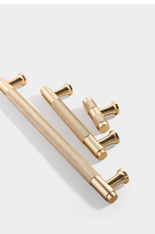 Möbelgriff Fonda – matter T-Bar-Griff in Schwarz oder Gold. Erhältlich als T-Bar sowie in 128 und 192 mm. Ideal für moderne, loftige und industrielle Küchen- und Badmöbel, Schränke und Kommoden.
