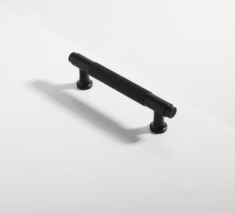 Möbelgriff Fonda – matter T-Bar-Griff in Schwarz oder Gold. Erhältlich als T-Bar sowie in 128 und 192 mm. Ideal für moderne, loftige und industrielle Küchen- und Badmöbel, Schränke und Kommoden.