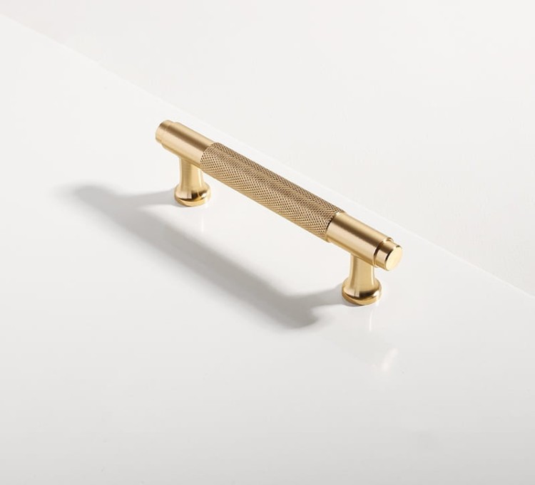 Möbelgriff Fonda – matter T-Bar-Griff in Schwarz oder Gold. Erhältlich als T-Bar sowie in 128 und 192 mm. Ideal für moderne, loftige und industrielle Küchen- und Badmöbel, Schränke und Kommoden.