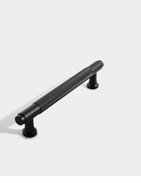 Möbelgriff Fonda – matter T-Bar-Griff in Schwarz oder Gold. Erhältlich als T-Bar sowie in 128 und 192 mm. Ideal für moderne, loftige und industrielle Küchen- und Badmöbel, Schränke und Kommoden.