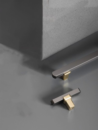 Möbelgriff Alto – Perlgrau mit eleganten goldenen Details, pulverbeschichtetes Metall im modernen minimalistischen Stil. Ideal für Küchen- und Badschränke, Kommoden und Garderobe. Als T-Bar sowie in 128 und 192 mm erhältlich.