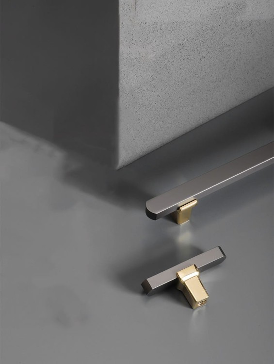 Möbelgriff Alto – Perlgrau mit eleganten goldenen Details, pulverbeschichtetes Metall im modernen minimalistischen Stil. Ideal für Küchen- und Badschränke, Kommoden und Garderobe. Als T-Bar sowie in 128 und 192 mm erhältlich.