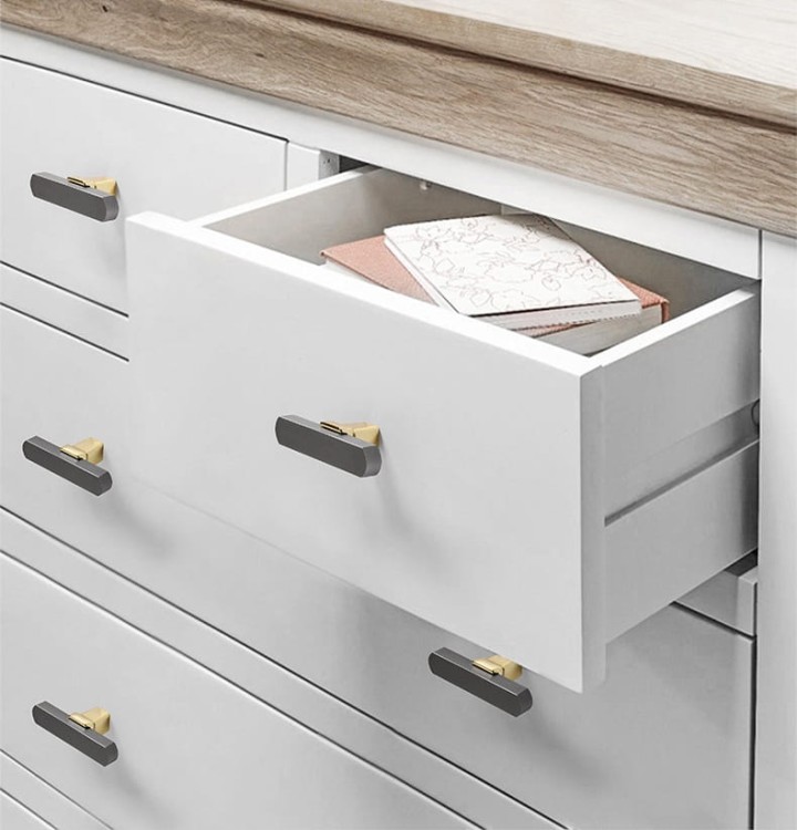 Möbelgriff Alto – Perlgrau mit eleganten goldenen Details, pulverbeschichtetes Metall im modernen minimalistischen Stil. Ideal für Küchen- und Badschränke, Kommoden und Garderobe. Als T-Bar sowie in 128 und 192 mm erhältlich.