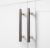 Möbelgriff Alto – Perlgrau mit eleganten goldenen Details, pulverbeschichtetes Metall im modernen minimalistischen Stil. Ideal für Küchen- und Badschränke, Kommoden und Garderobe. Als T-Bar sowie in 128 und 192 mm erhältlich.