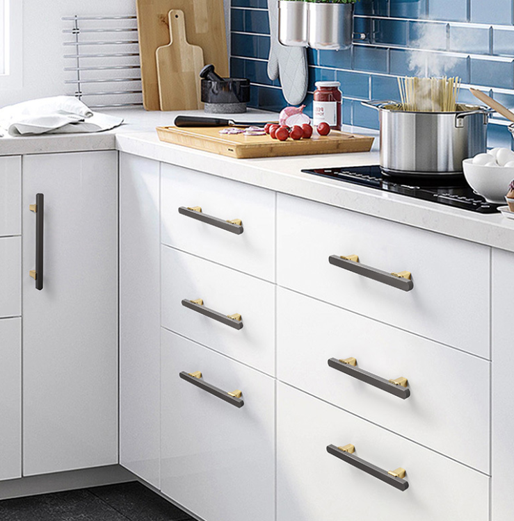 Möbelgriff Alto – Perlgrau mit eleganten goldenen Details, pulverbeschichtetes Metall im modernen minimalistischen Stil. Ideal für Küchen- und Badschränke, Kommoden und Garderobe. Als T-Bar sowie in 128 und 192 mm erhältlich.