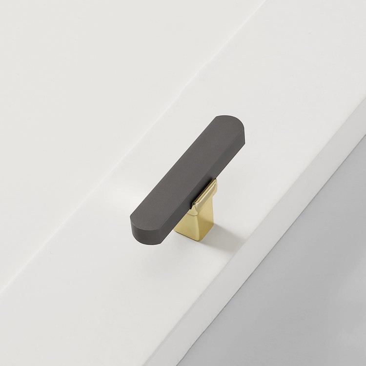Möbelgriff Alto – Perlgrau mit eleganten goldenen Details, pulverbeschichtetes Metall im modernen minimalistischen Stil. Ideal für Küchen- und Badschränke, Kommoden und Garderobe. Als T-Bar sowie in 128 und 192 mm erhältlich.