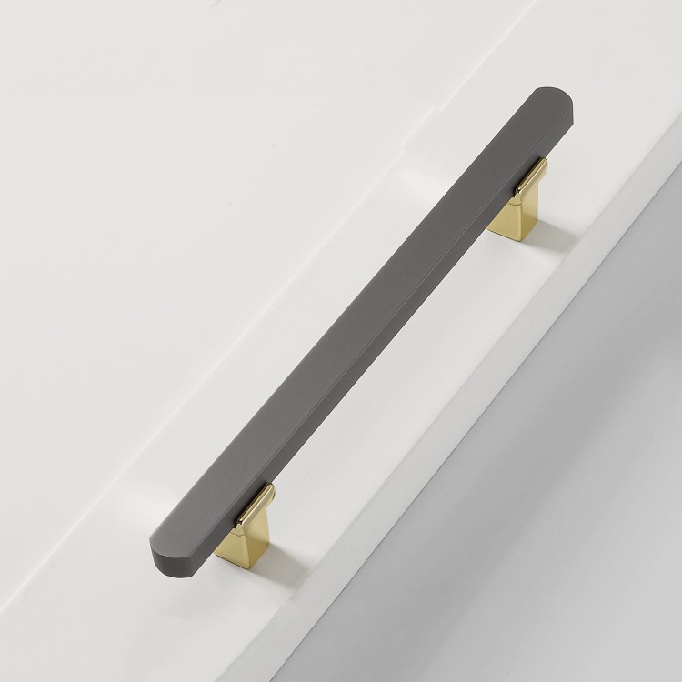 Möbelgriff Alto – Perlgrau mit eleganten goldenen Details, pulverbeschichtetes Metall im modernen minimalistischen Stil. Ideal für Küchen- und Badschränke, Kommoden und Garderobe. Als T-Bar sowie in 128 und 192 mm erhältlich.