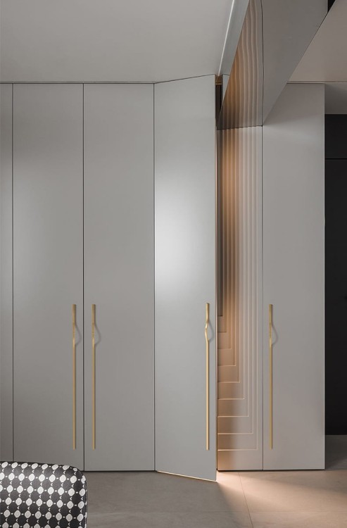 Möbelgriff Imperio – länglicher Griff in Gold, Schwarz oder gebürstetem Grau, aus kratzfestem Metall. Längen 160–800 mm, ideal für große Fronten, Schiebetürschränke und moderne Einbauten.