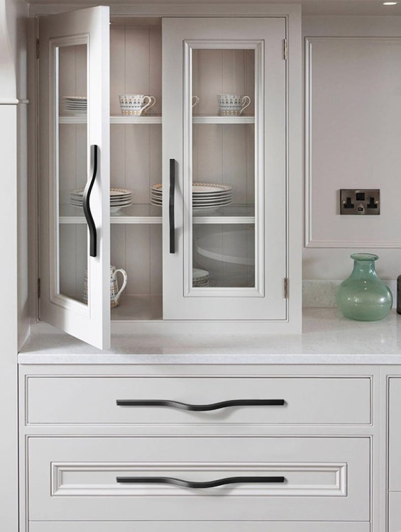 Möbelgriff Imperio – länglicher Griff in Gold, Schwarz oder gebürstetem Grau, aus kratzfestem Metall. Längen 160–800 mm, ideal für große Fronten, Schiebetürschränke und moderne Einbauten.