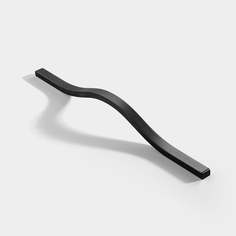 Möbelgriff Imperio – länglicher Griff in Gold, Schwarz oder gebürstetem Grau, aus kratzfestem Metall. Längen 160–800 mm, ideal für große Fronten, Schiebetürschränke und moderne Einbauten.