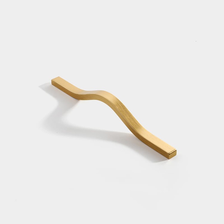 Möbelgriff Imperio – länglicher Griff in Gold, Schwarz oder gebürstetem Grau, aus kratzfestem Metall. Längen 160–800 mm, ideal für große Fronten, Schiebetürschränke und moderne Einbauten.