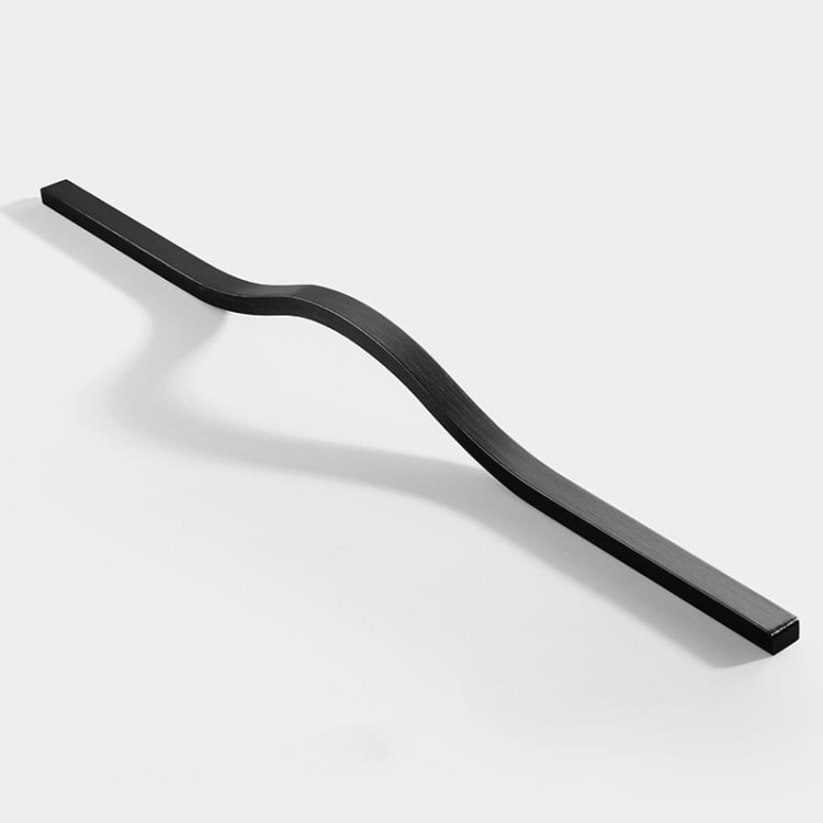 Möbelgriff Imperio – länglicher Griff in Gold, Schwarz oder gebürstetem Grau, aus kratzfestem Metall. Längen 160–800 mm, ideal für große Fronten, Schiebetürschränke und moderne Einbauten.