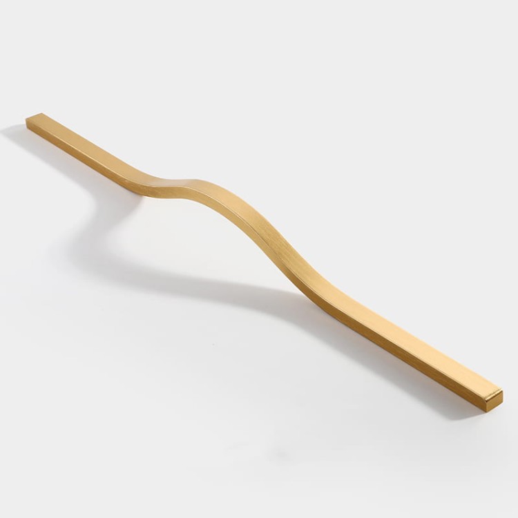 Möbelgriff Imperio – länglicher Griff in Gold, Schwarz oder gebürstetem Grau, aus kratzfestem Metall. Längen 160–800 mm, ideal für große Fronten, Schiebetürschränke und moderne Einbauten.