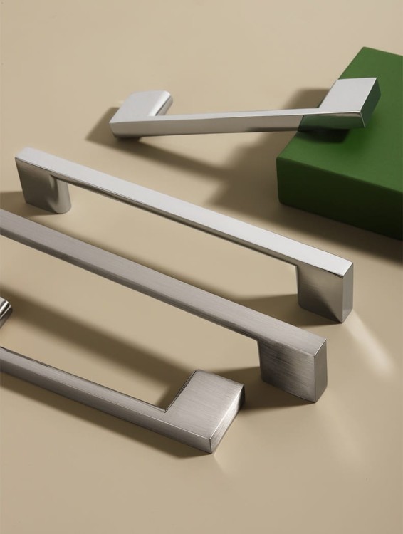 Möbelgriff Anto – klassischer kantiger Frontmontage-Griff in Schwarz, gebürstetem Nickel, Sandgold und glänzendem Chrom. Größen 128–320 mm, ideal für Küche, Bad, Schränke, Kommoden und Schubladen.