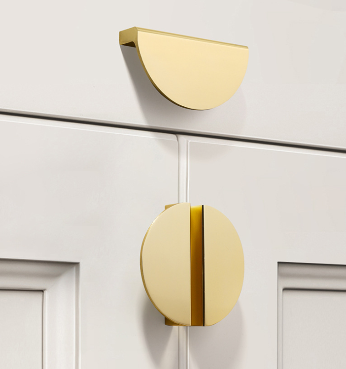 Möbelgriff Vida – dekorativer halbrunder Frontmontage-Griff. Farben: gebürstetes Gold, Schwarz, Weiß, Grau, Hellgrau und Grün. Größen 78 und 98 mm, im Modern-, Skandi- und Loft-Stil.